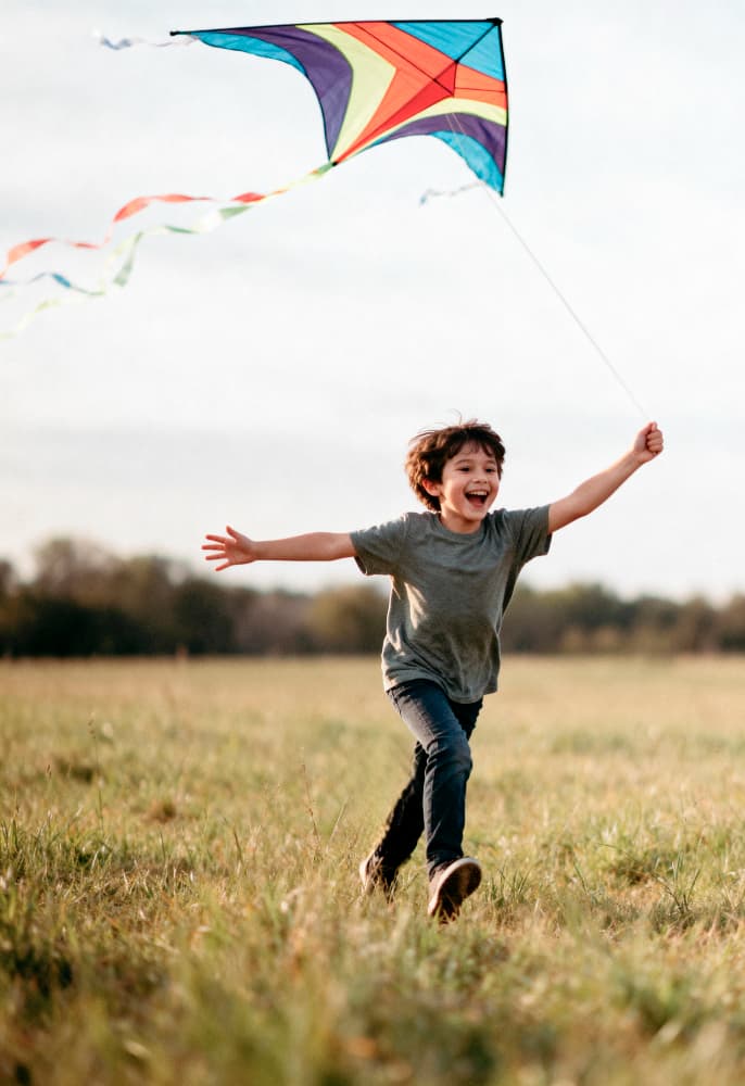 風箏在廣闊天空中自由飛翔，象徵風箏與風的意義